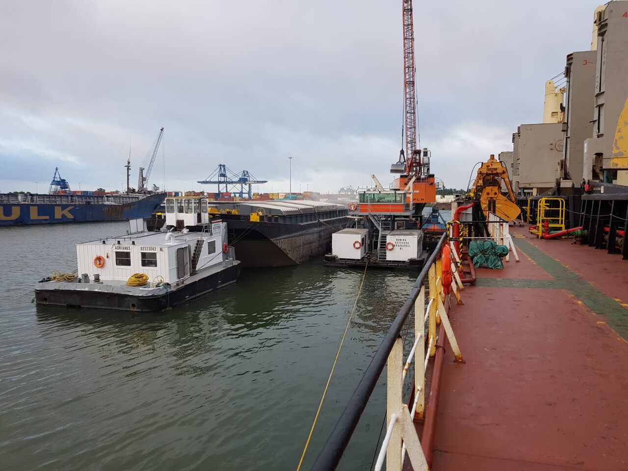 Die Schubboote Adrianus und Romira an einem Ponton, vom Schiffsdeck aus gesehen